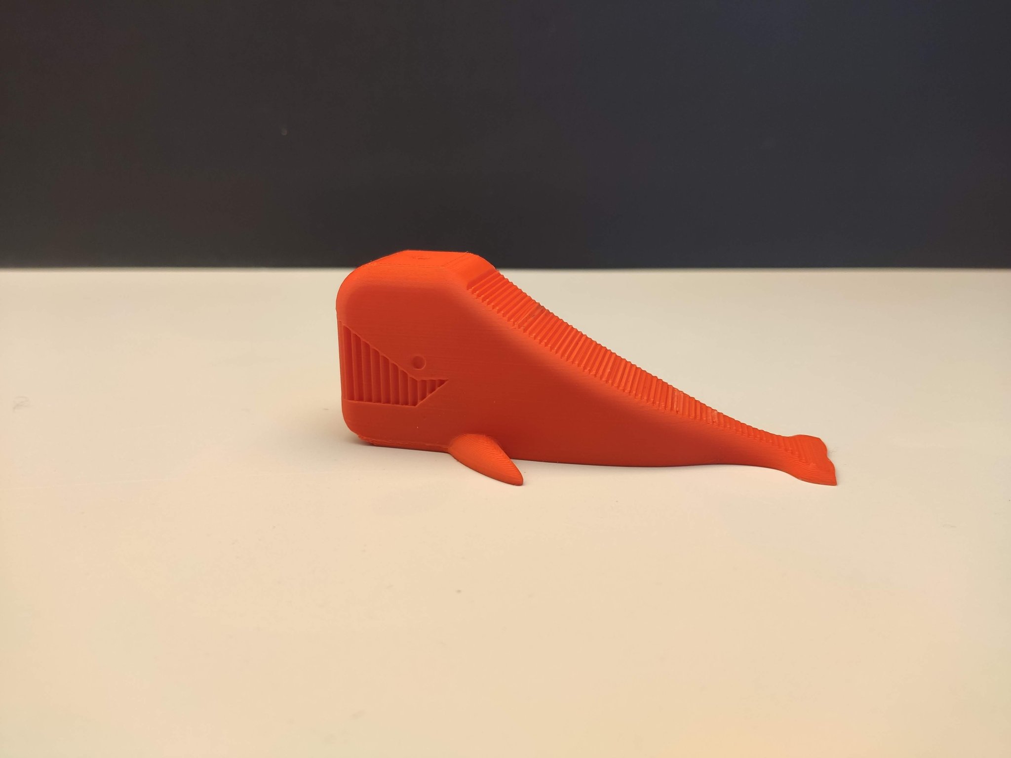 Giá đỡ cửa hình cá voi độc đáo