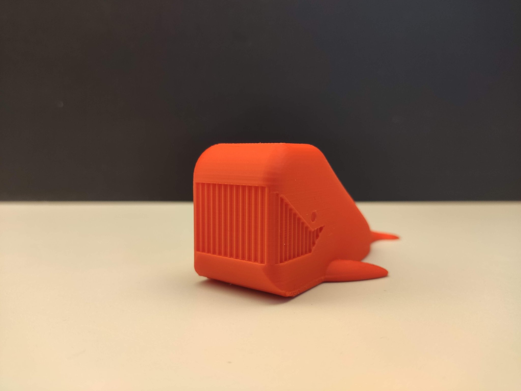 Giá đỡ cửa hình cá voi độc đáo