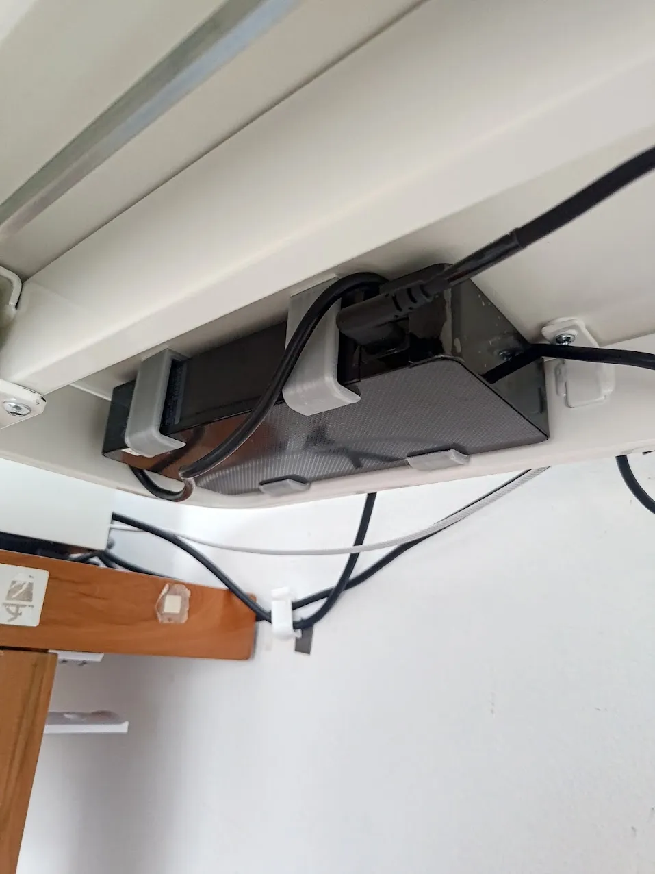 Giá đỡ bộ nguồn dưới bàn cho màn hình Samsung Odyssey G9 - 49