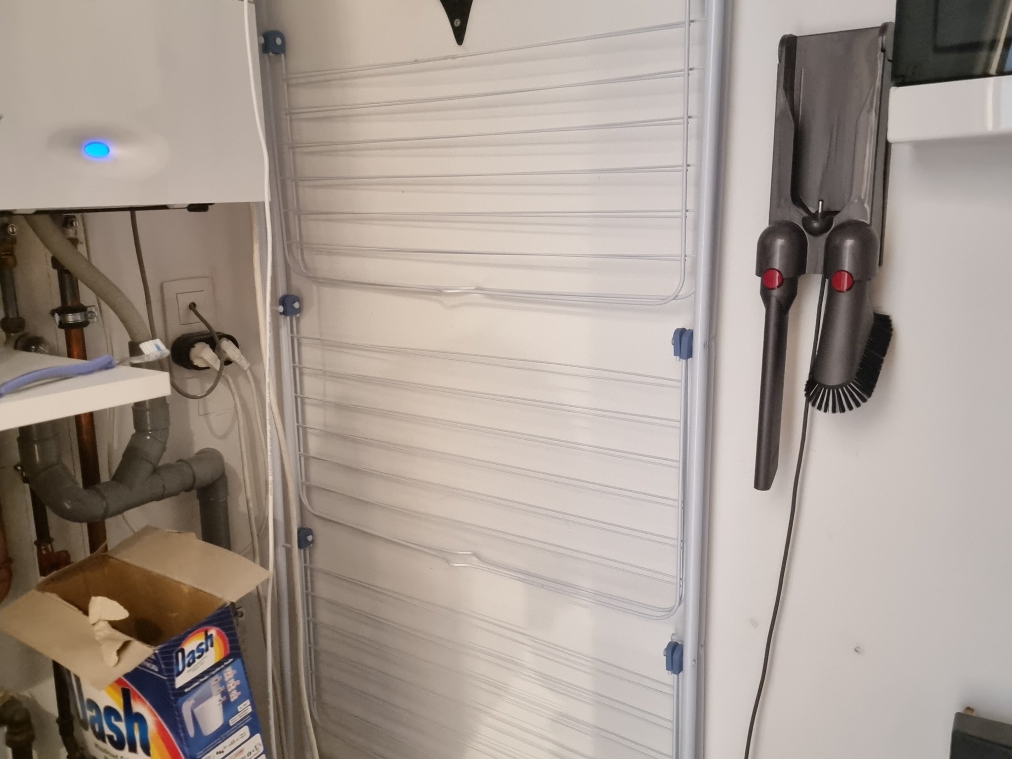 Giá treo quần áo gắn tường tiết kiệm không gian