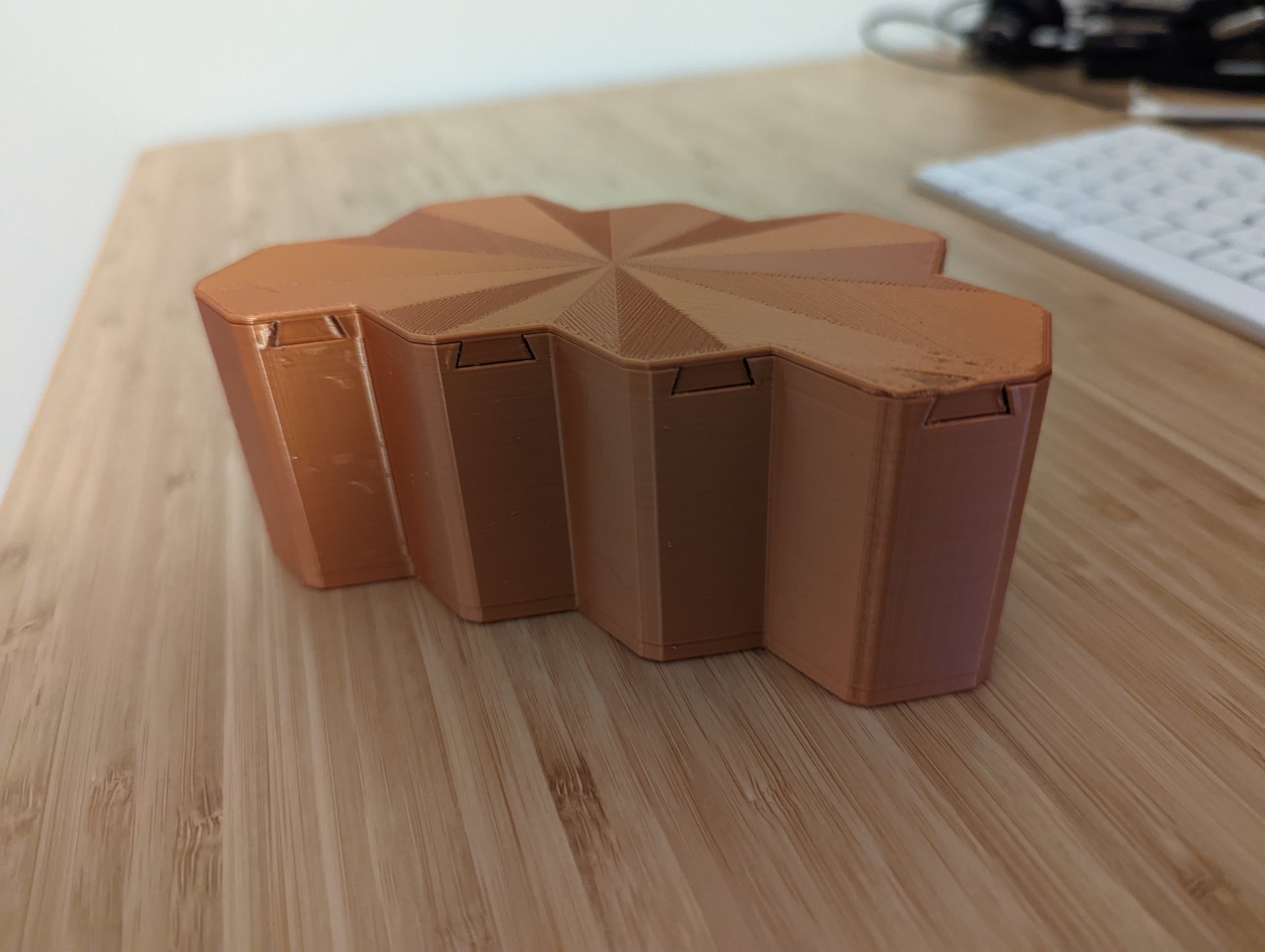 Hộp xúc xắc và giá đỡ mô hình mini cho TTRPG