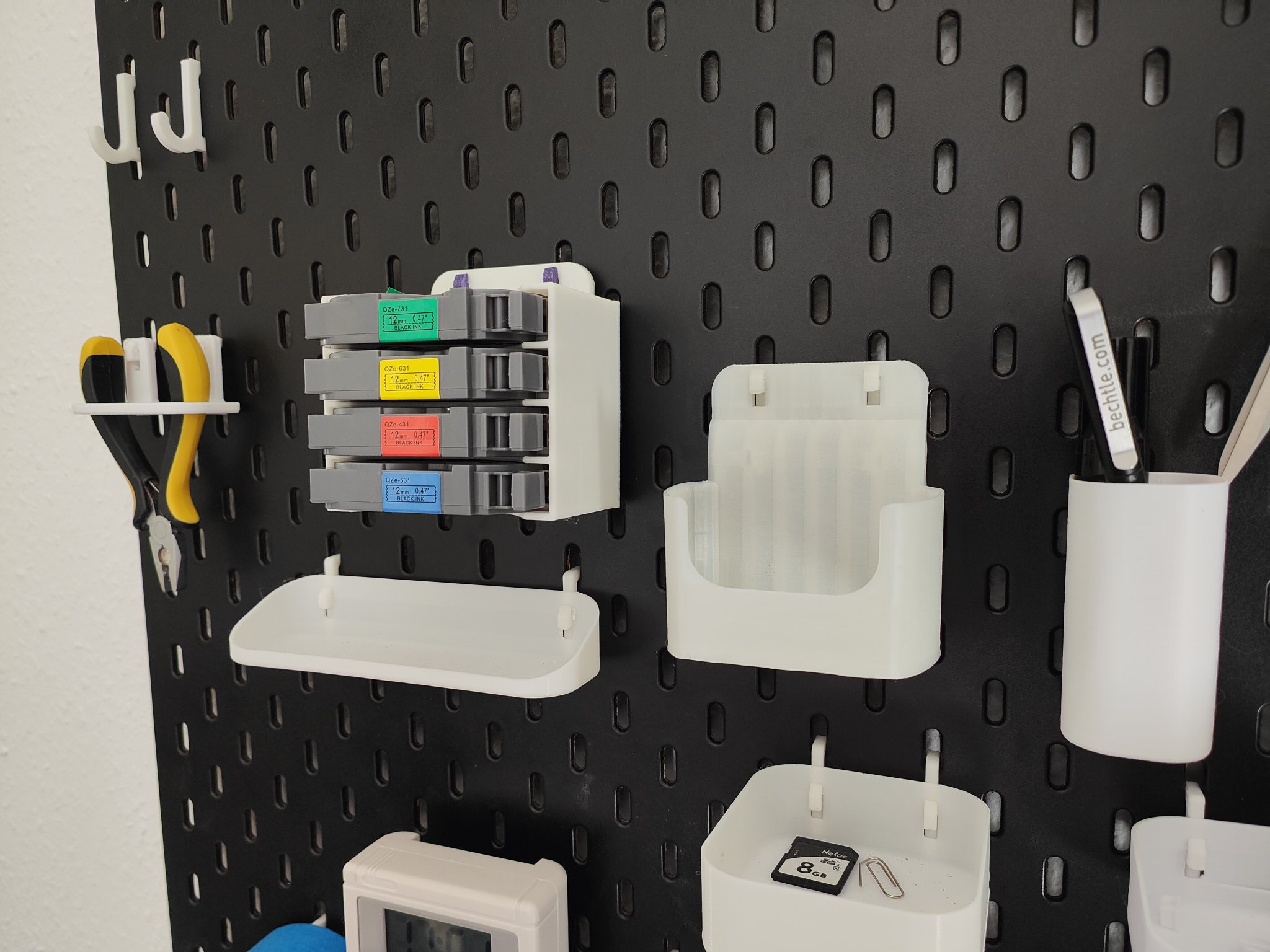 Giá đỡ cho máy in nhãn Brother P-touch E110 trên bảng Ikea Skadis