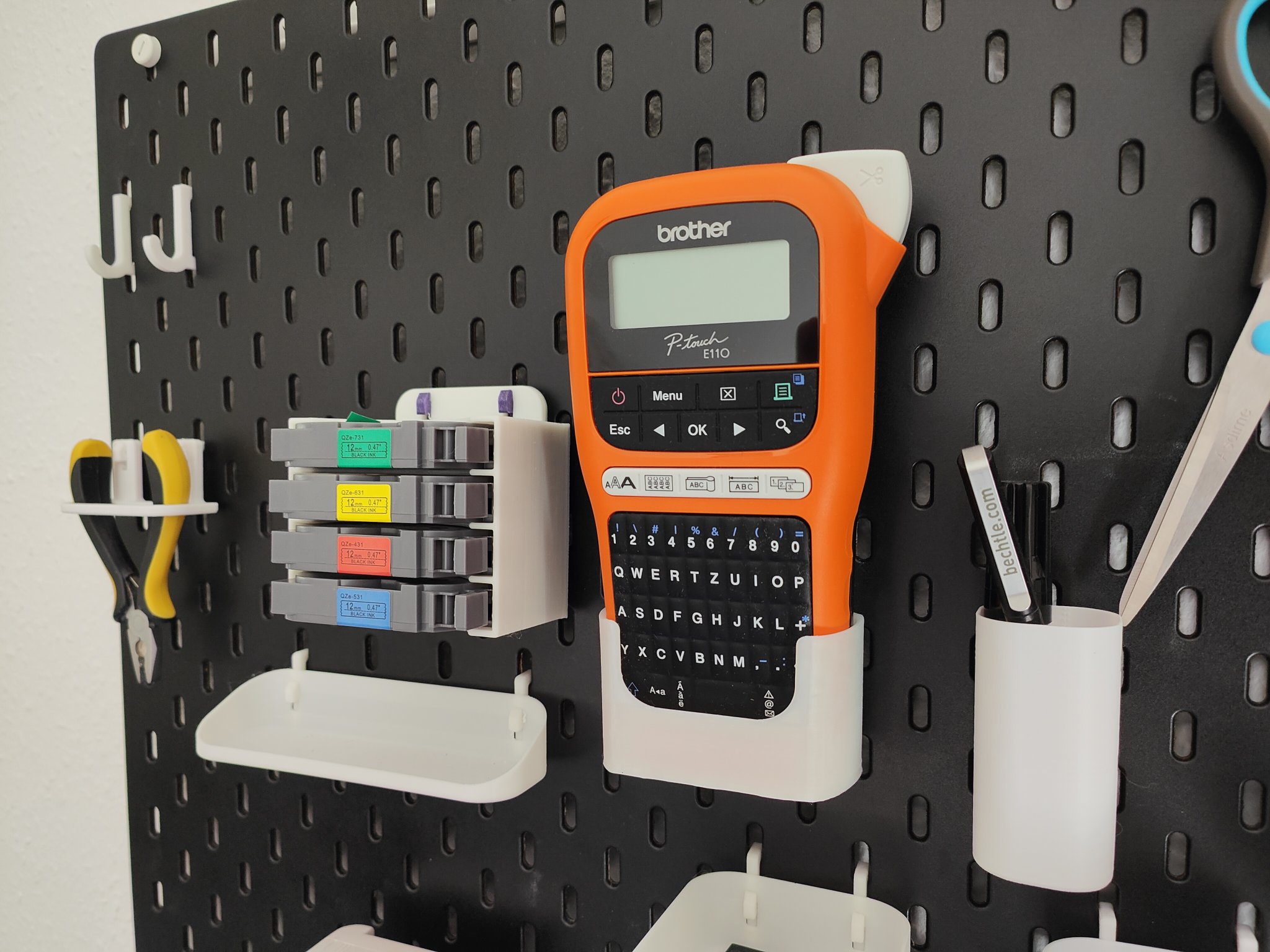 Giá đỡ cho máy in nhãn Brother P-touch E110 trên bảng Ikea Skadis