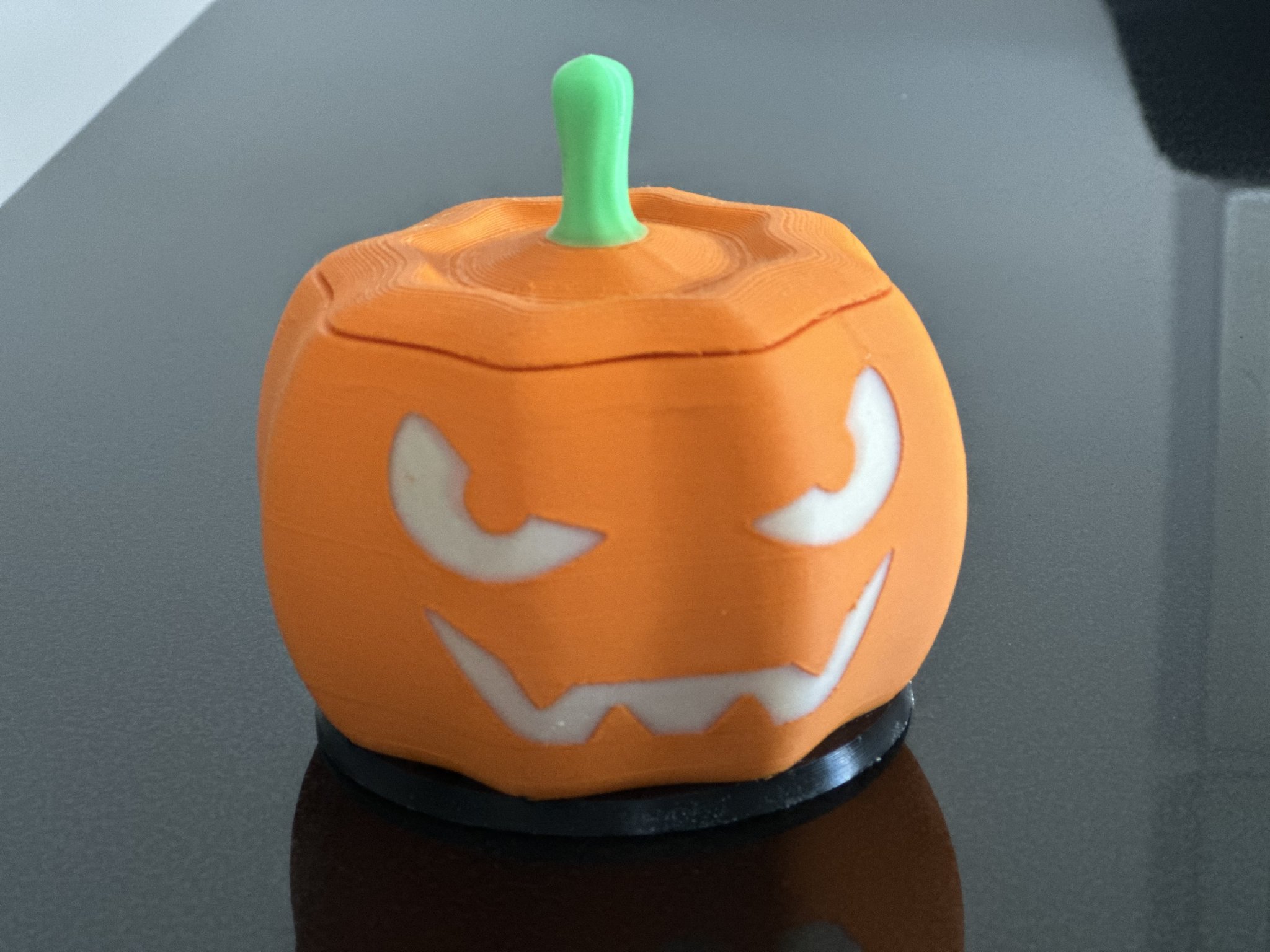 Đèn bí ngô Halloween cho ánh sáng đen hoặc nến