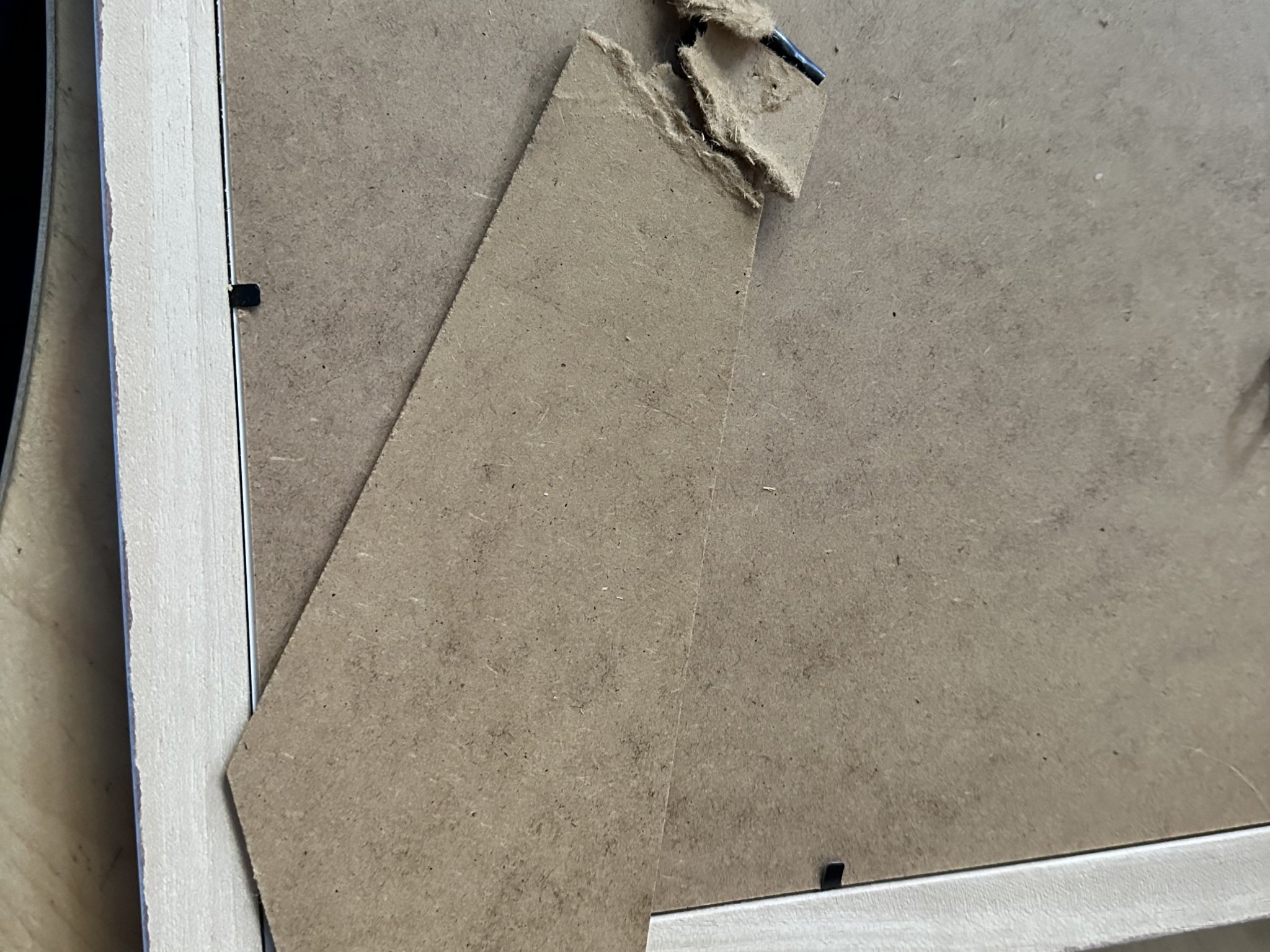 Giá đỡ chân cho khung tranh bị hỏng