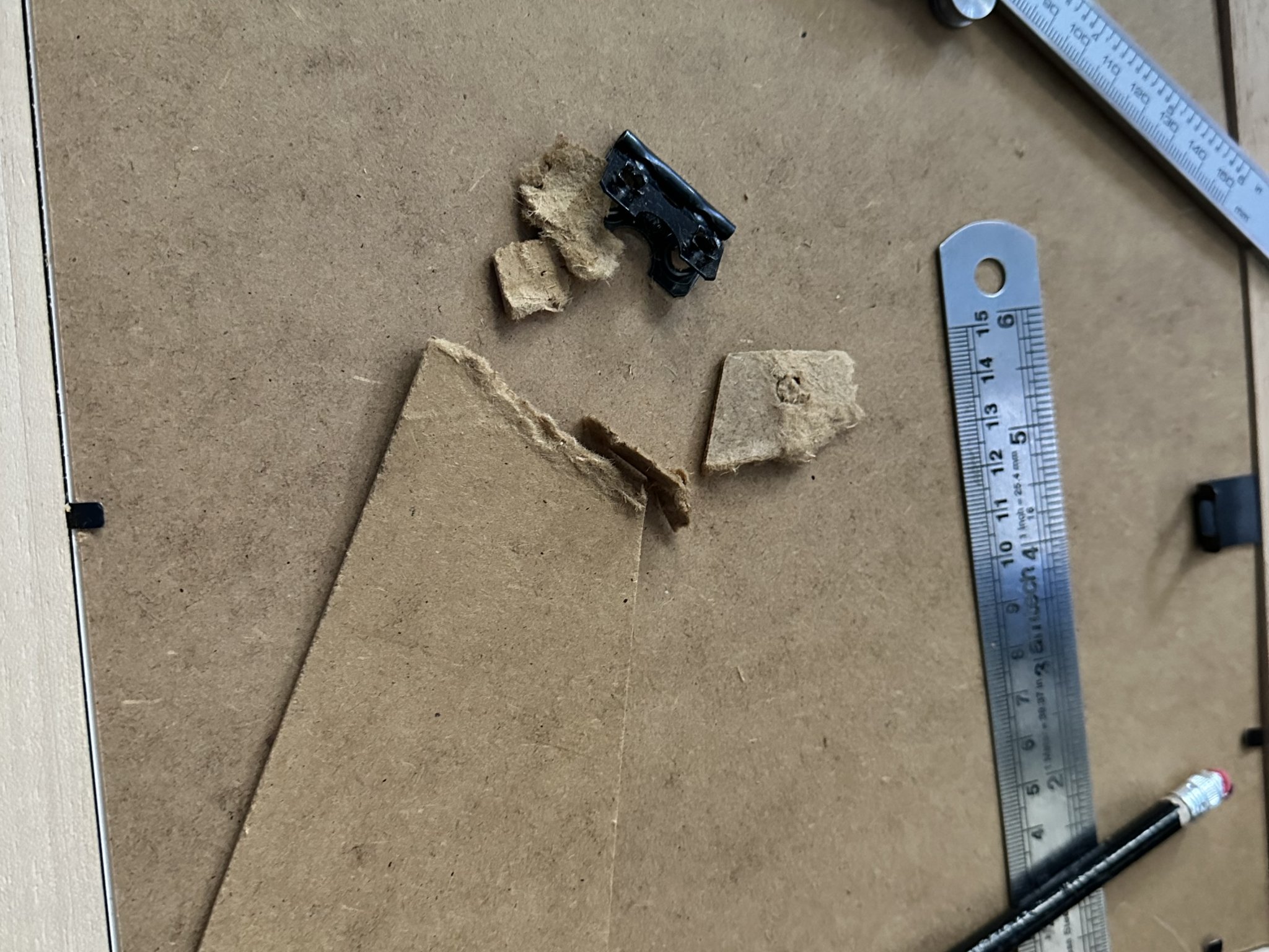 Giá đỡ chân cho khung tranh bị hỏng