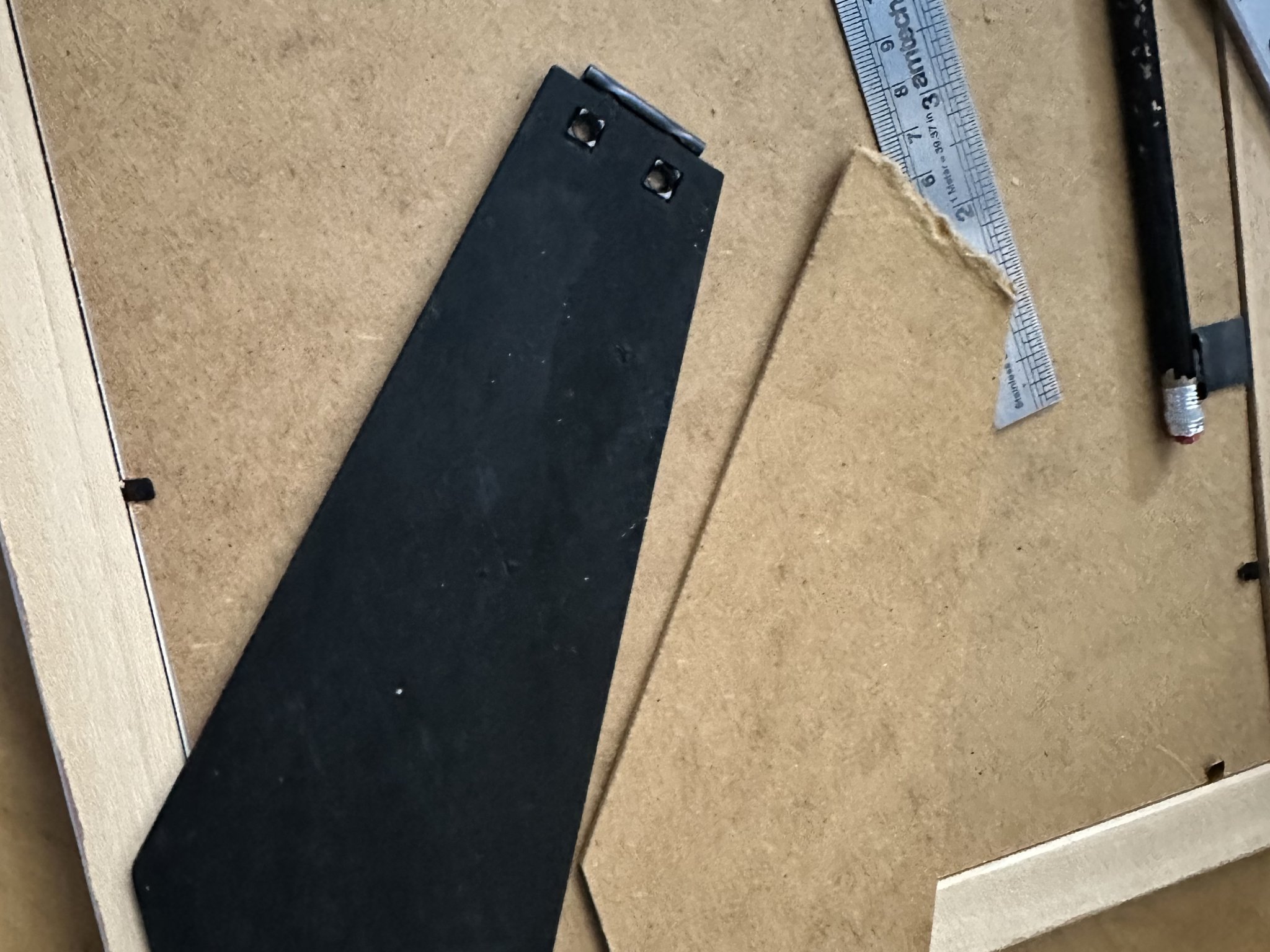 Giá đỡ chân cho khung tranh bị hỏng