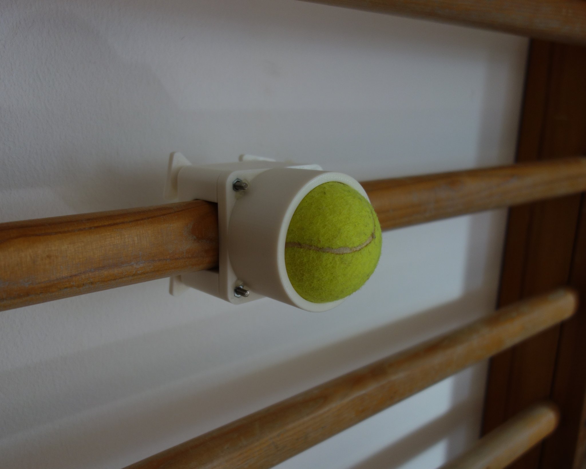 Giá đỡ con lăn massage bóng tennis gắn tường