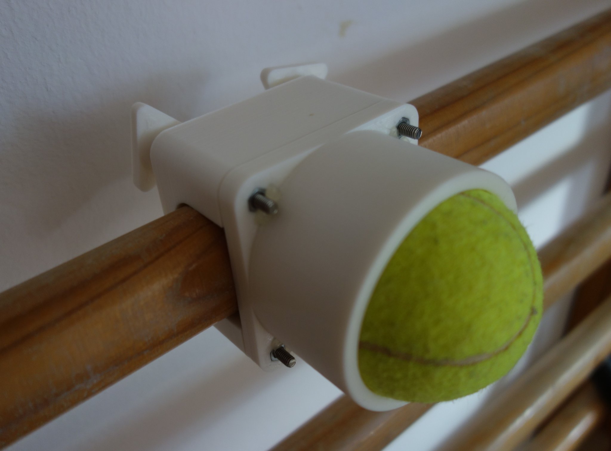 Giá đỡ con lăn massage bóng tennis gắn tường