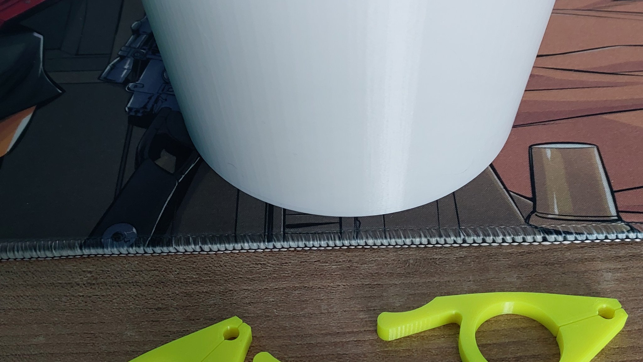 Kẹp quần áo và xô treo với lỗ ở đáy