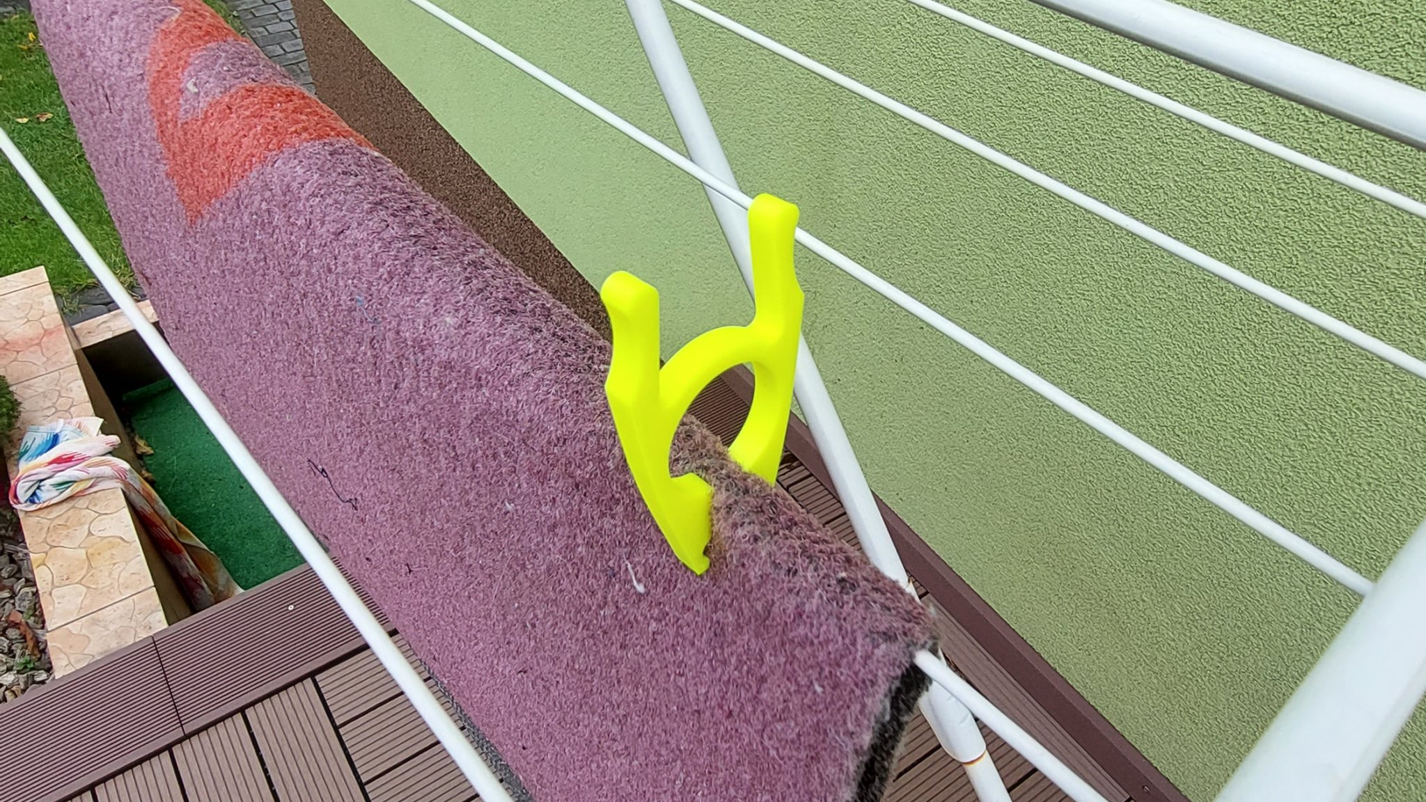 Kẹp quần áo và xô treo với lỗ ở đáy