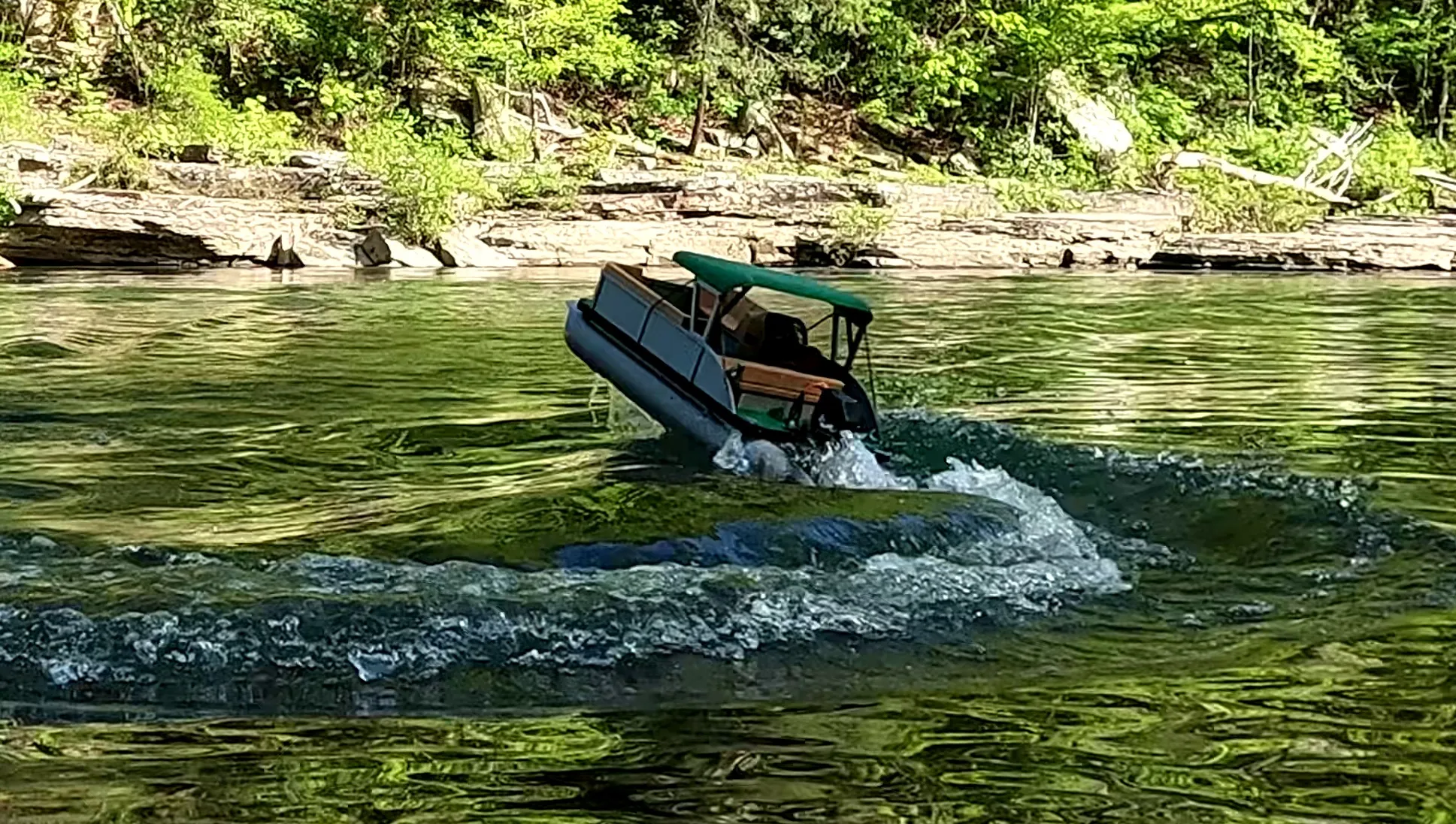 Thuyền RC Pontoon Big Chill Tỷ Lệ 1:8 của Black Crow