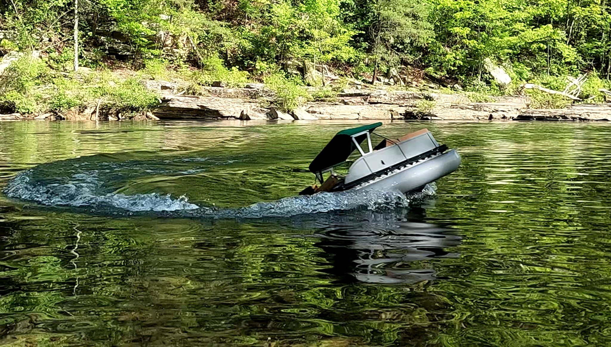 Thuyền RC Pontoon Big Chill Tỷ Lệ 1:8 của Black Crow