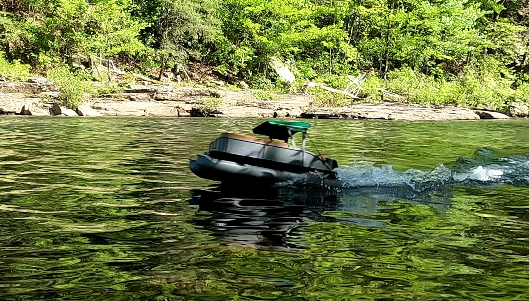 Thuyền RC Pontoon Big Chill Tỷ Lệ 1:8 của Black Crow