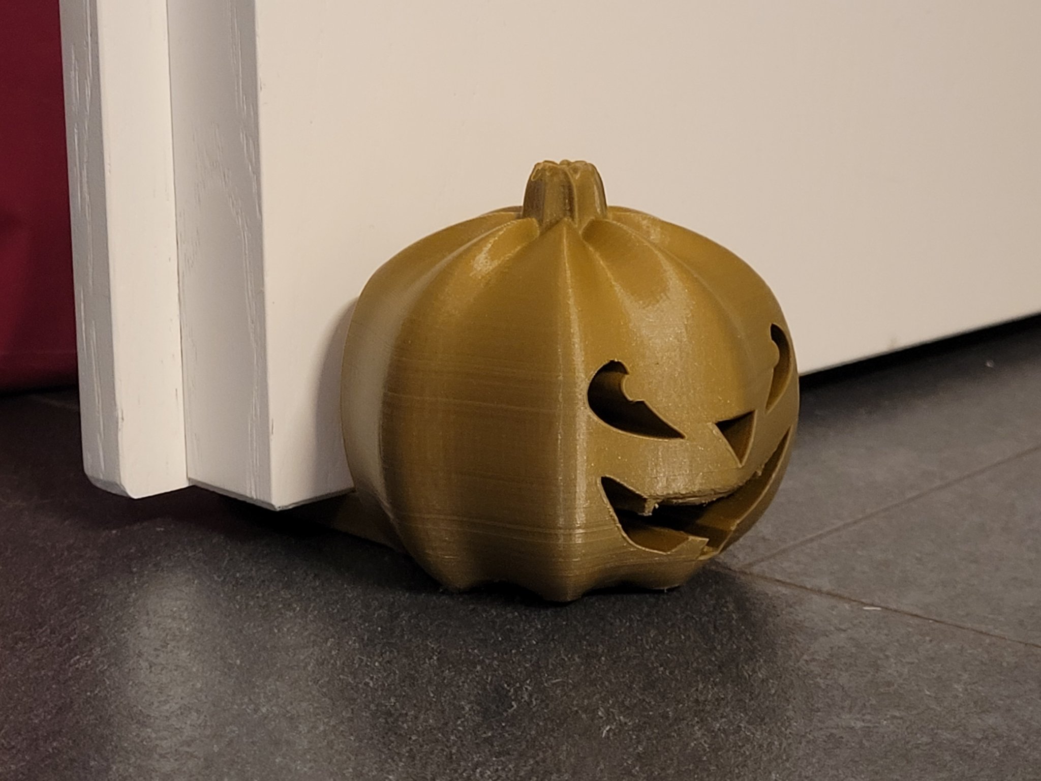 Bình giữ cửa hình bí ngô với mặt Halloween