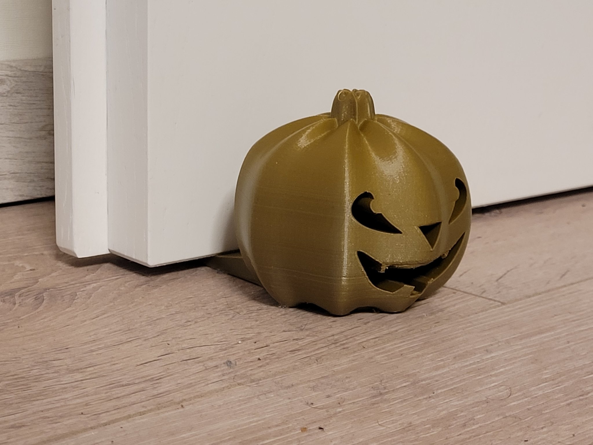 Bình giữ cửa hình bí ngô với mặt Halloween