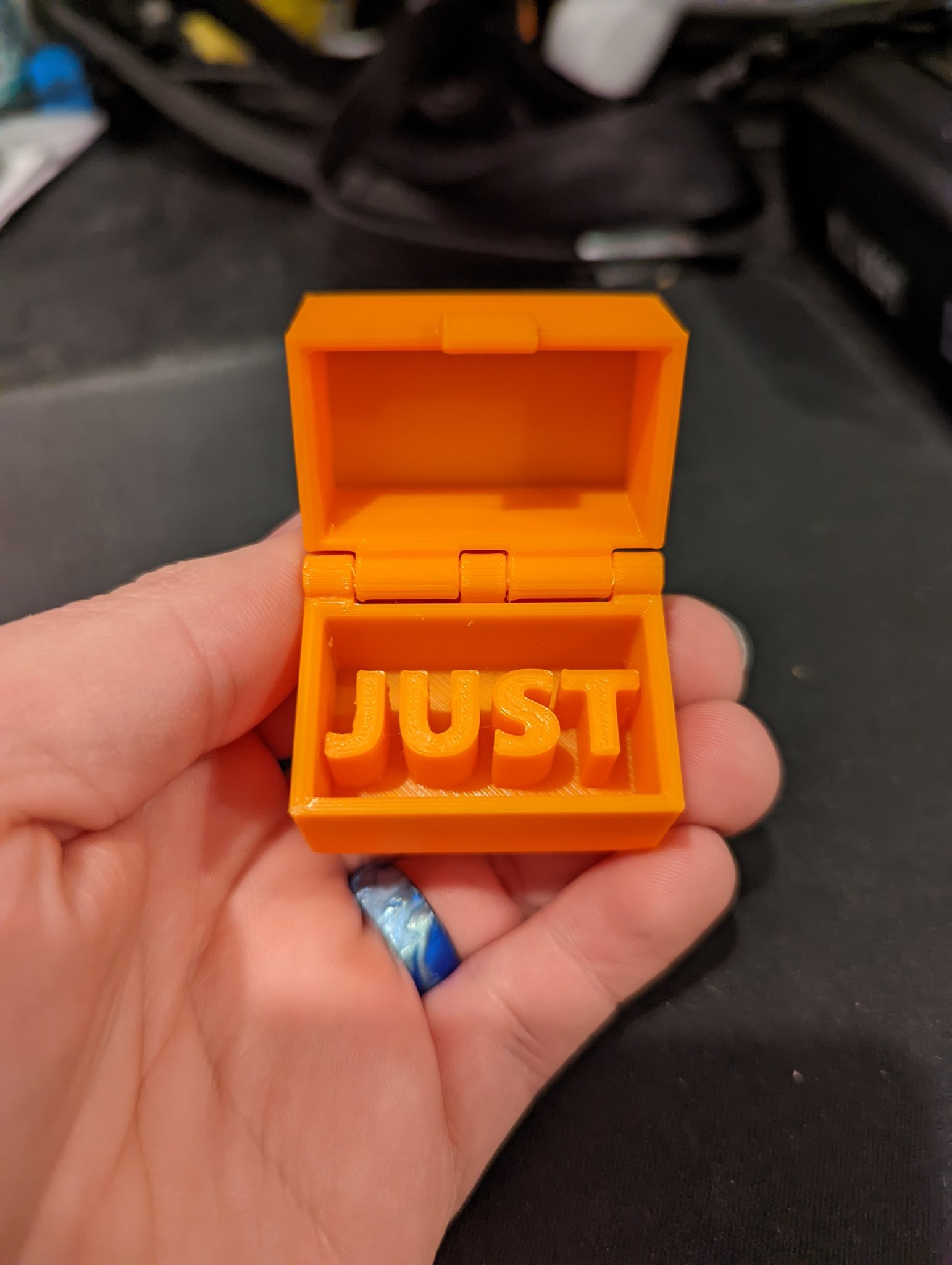 Hộp hài hước "just in case" với thiết kế in tại chỗ