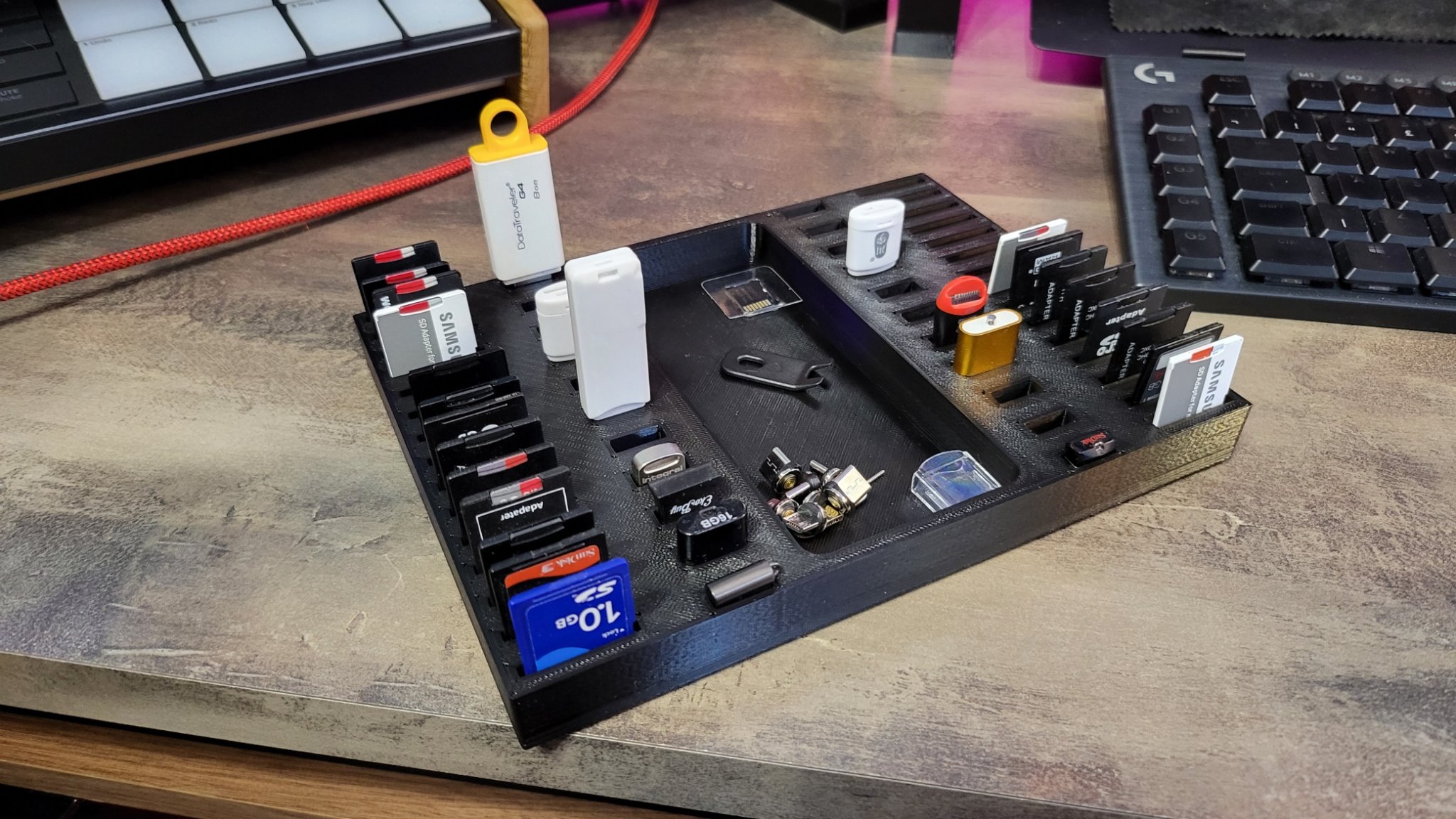 Khay đựng USB và thẻ SD lớn cho 30 thẻ SD và 20 USB