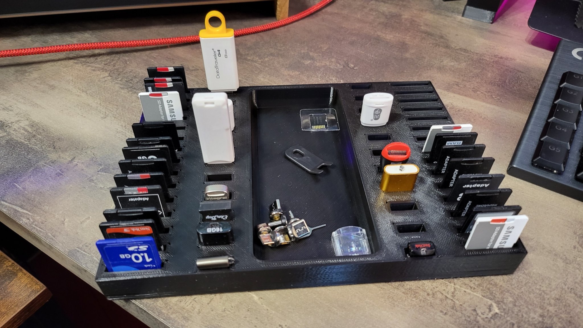 Khay đựng USB và thẻ SD lớn cho 30 thẻ SD và 20 USB