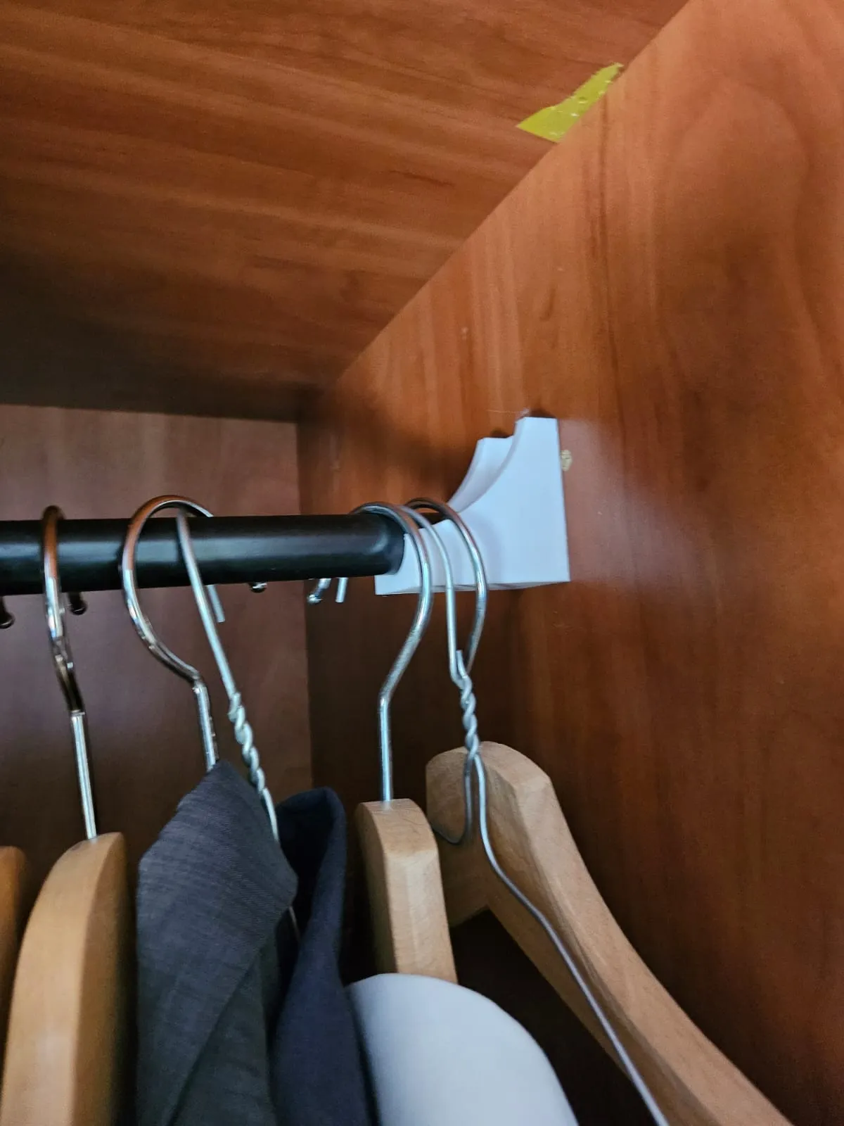 Giá đỡ thanh treo tủ quần áo đơn giản