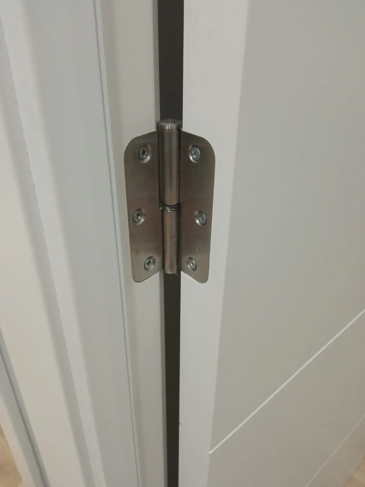 Hỗ trợ giữ cửa mở hoàn toàn bằng bản lề