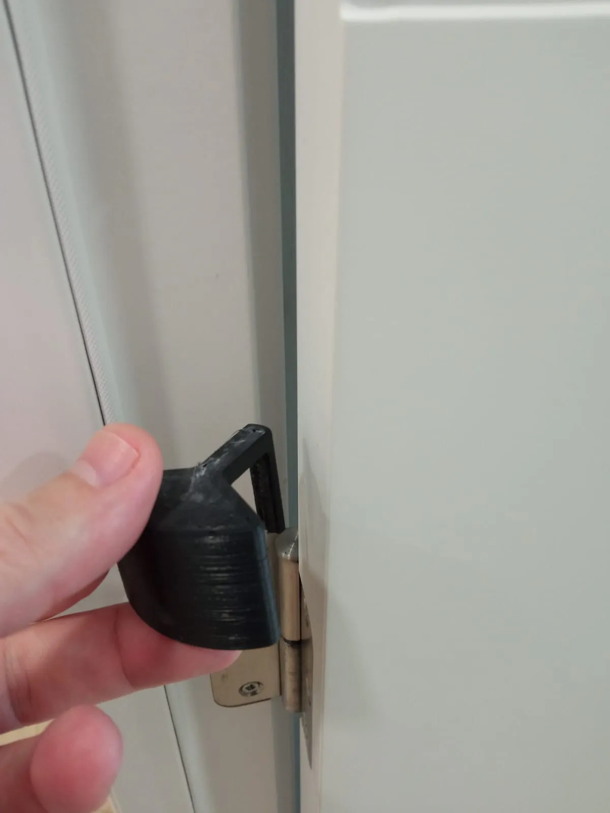 Hỗ trợ giữ cửa mở hoàn toàn bằng bản lề