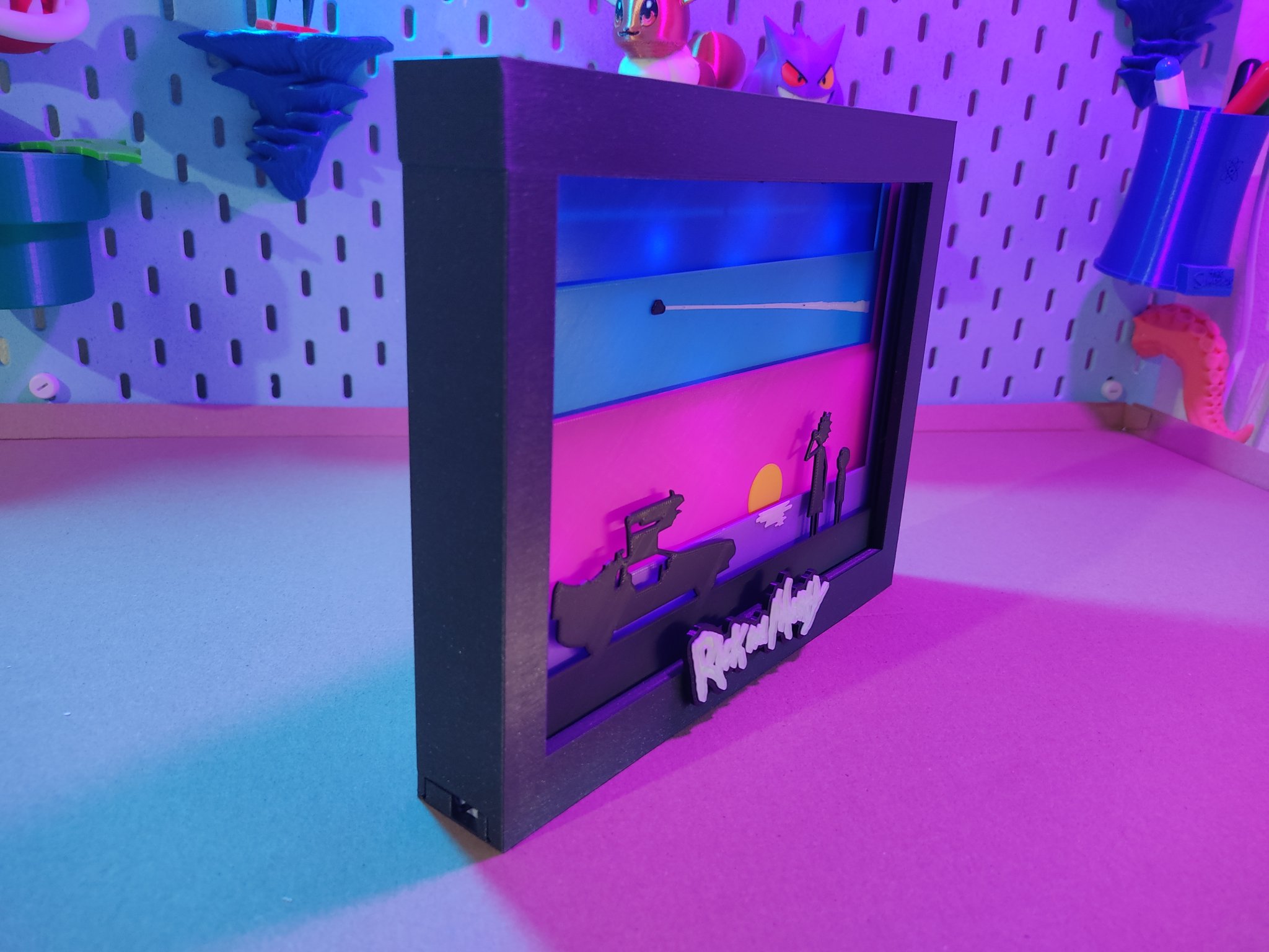 Bảng và logo Rick and Morty cho Shadow Box