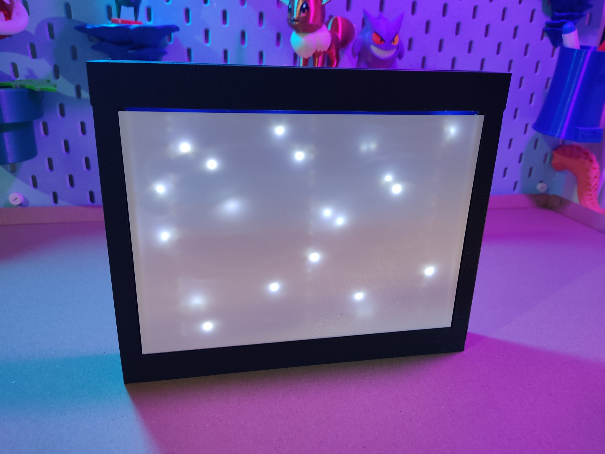 Bảng và logo Rick and Morty cho Shadow Box