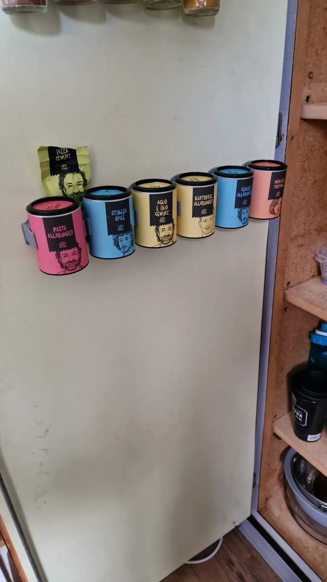 Giá đỡ gia vị treo tường cho hộp đường kính 58mm