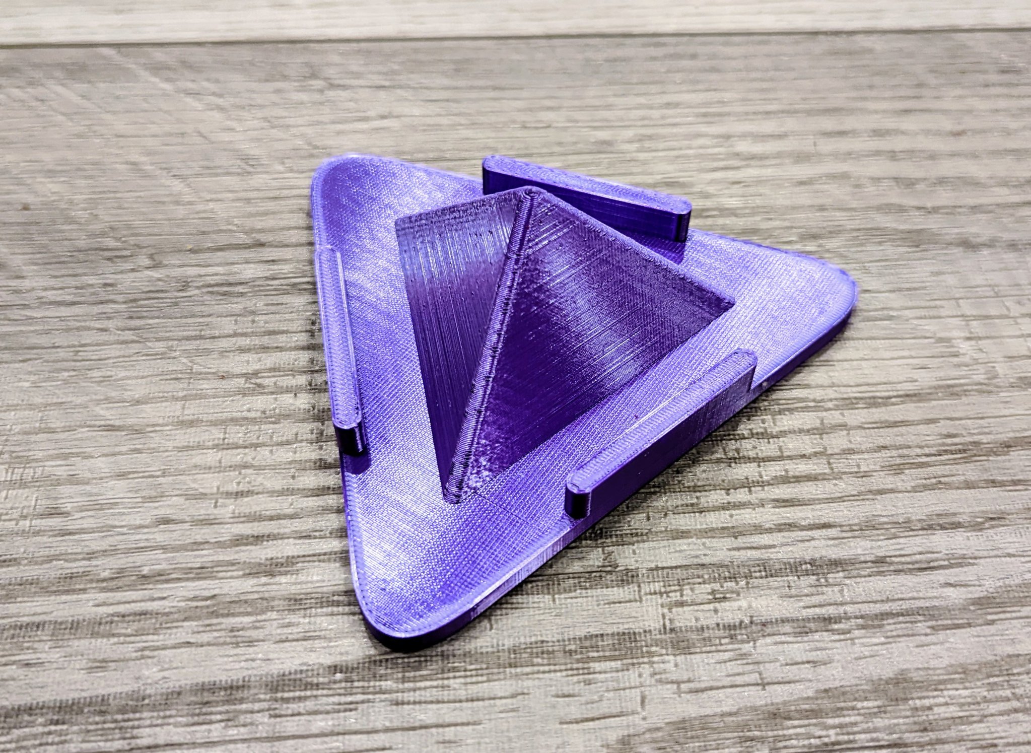 Giá đỡ điện thoại tối giản cho bàn làm việc