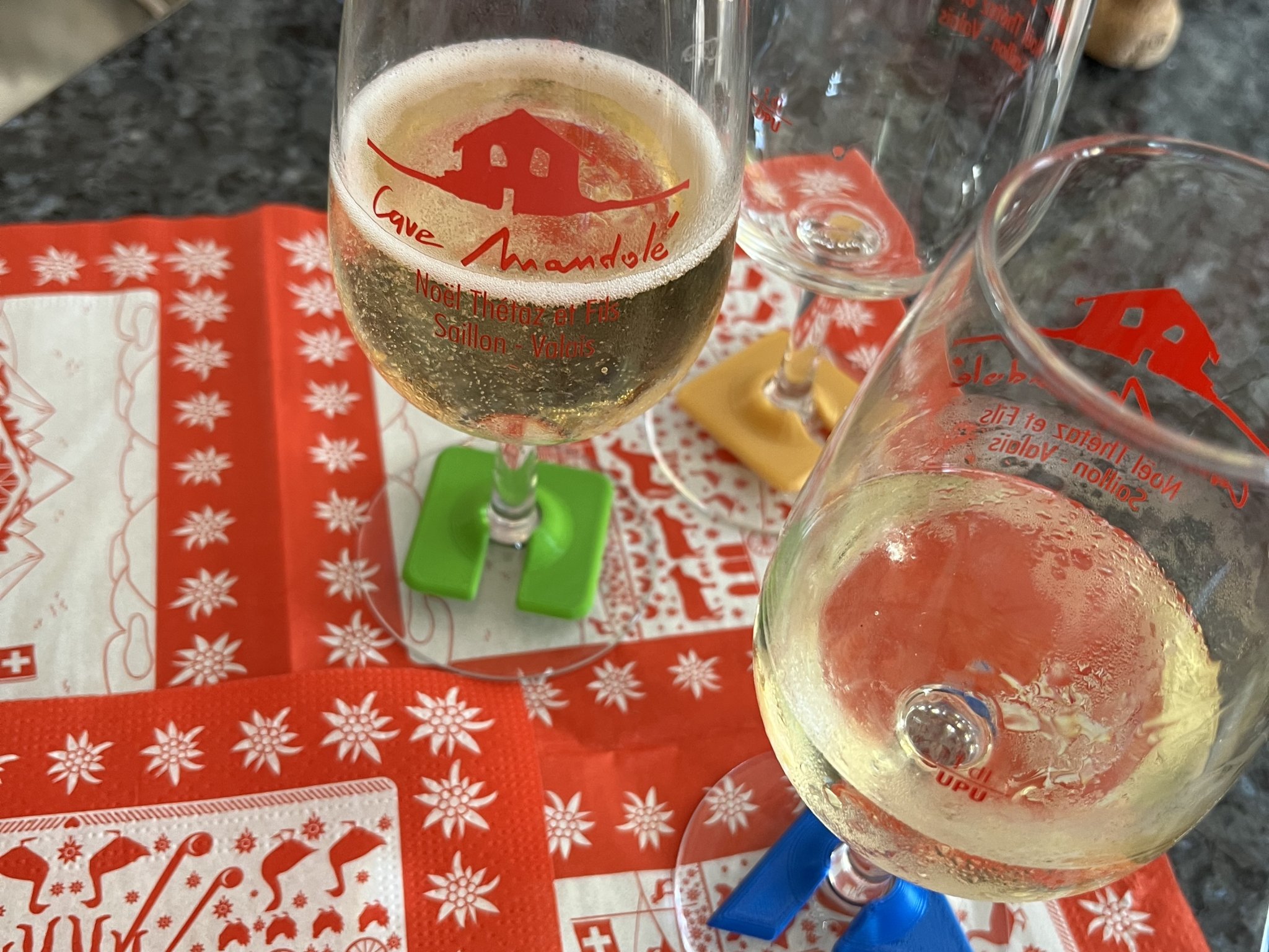 Bộ nhận diện ly cho tiệc tùng