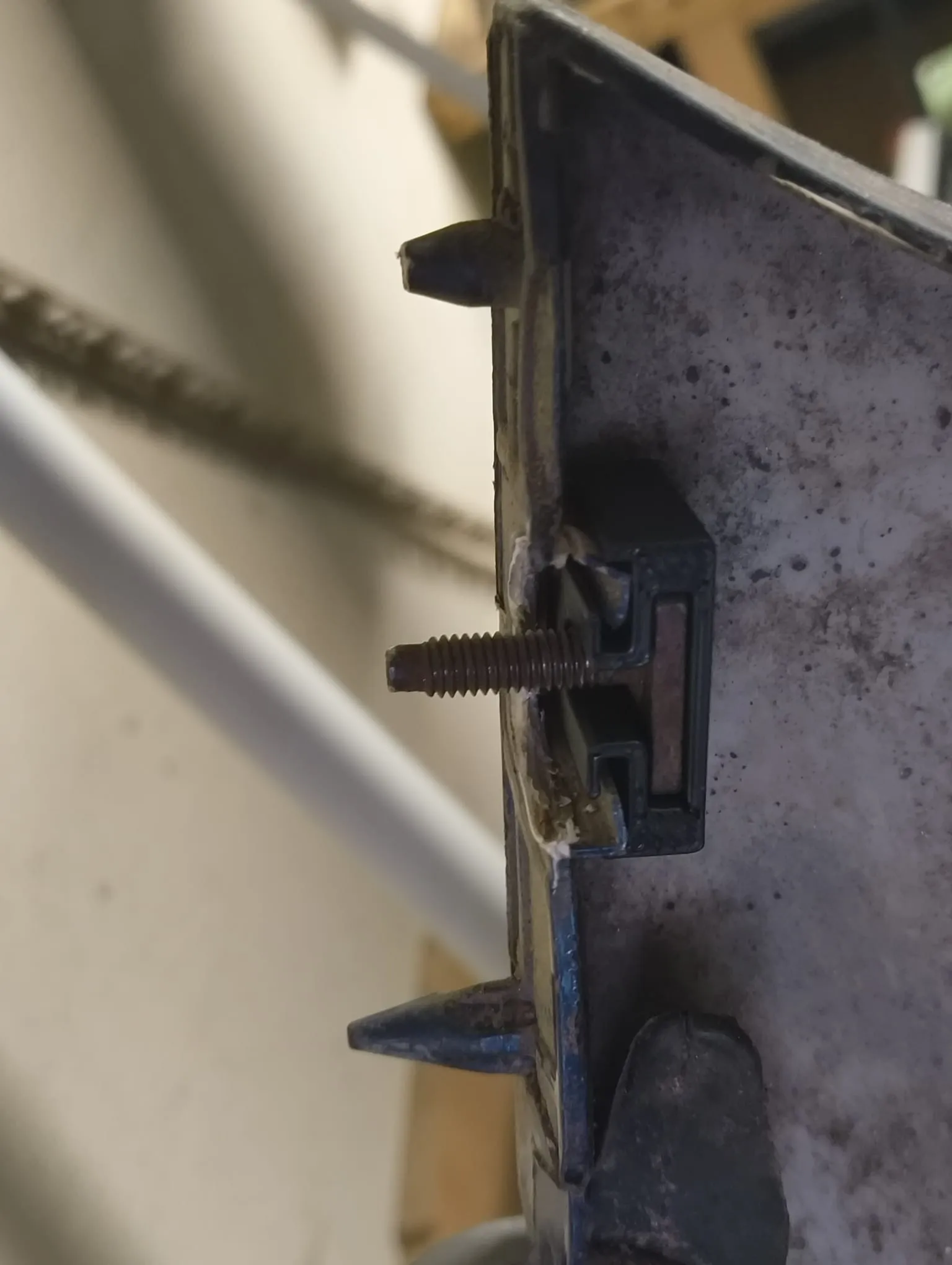 Tấm gắn ốc cản trước xe Peugeot 206