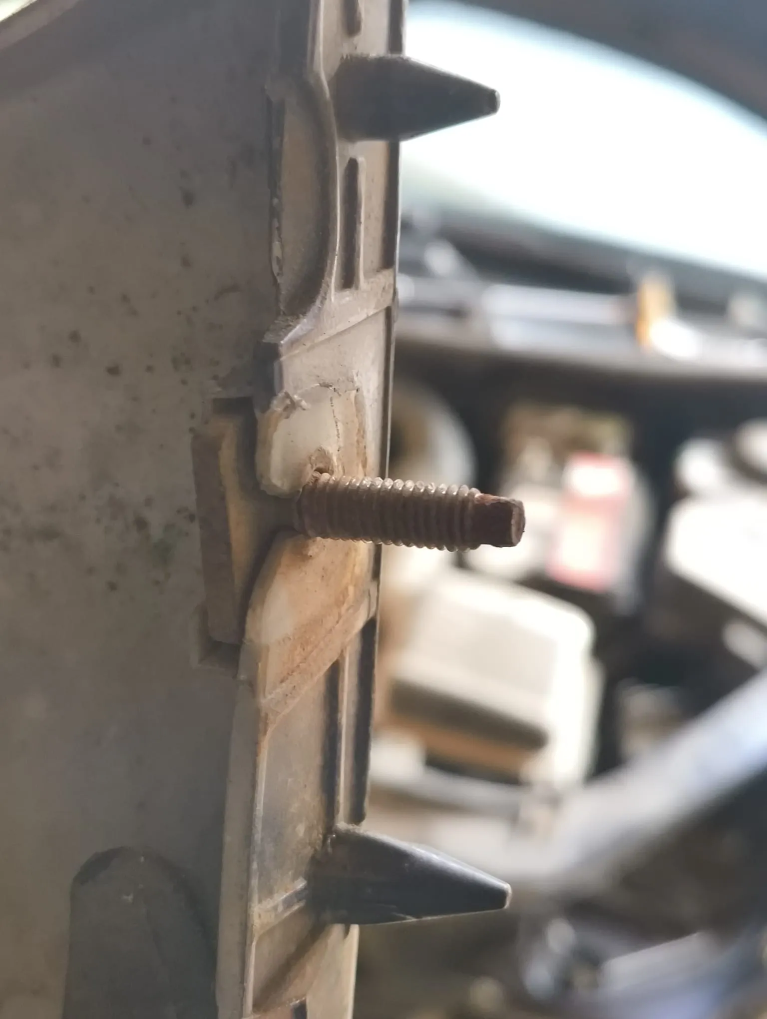 Tấm gắn ốc cản trước xe Peugeot 206