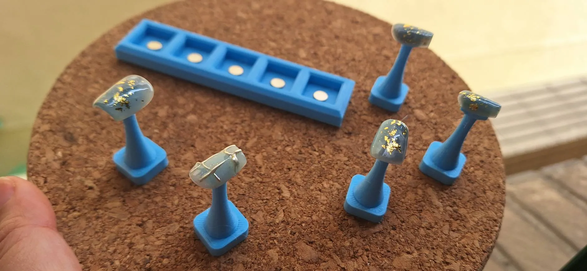 Giá đỡ móng tay với không gian cho nam châm