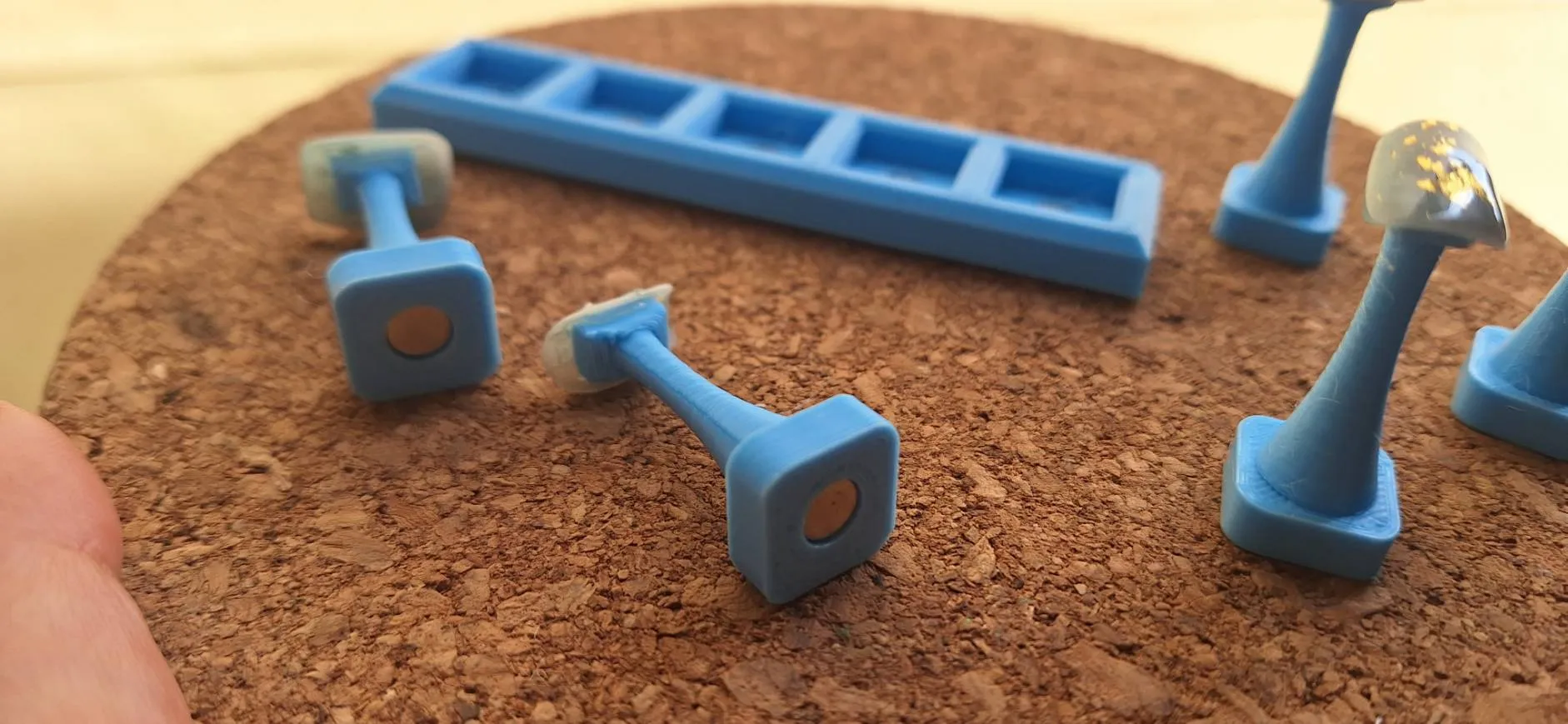 Giá đỡ móng tay với không gian cho nam châm