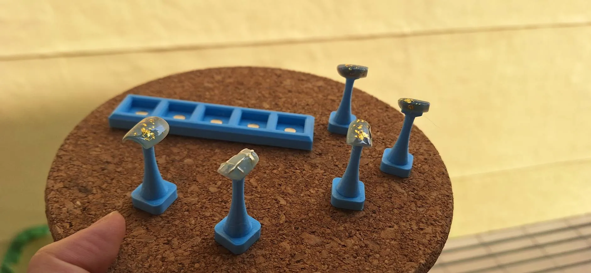 Giá đỡ móng tay với không gian cho nam châm