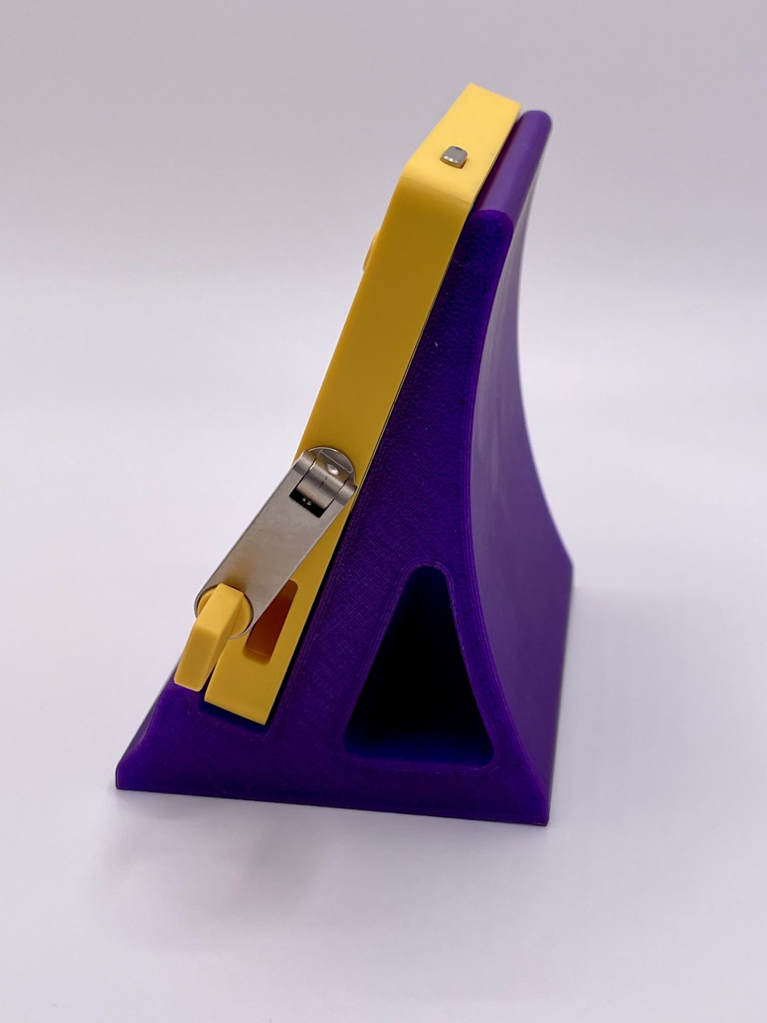 Giá đỡ hoàn hảo cho máy chơi game Playdate