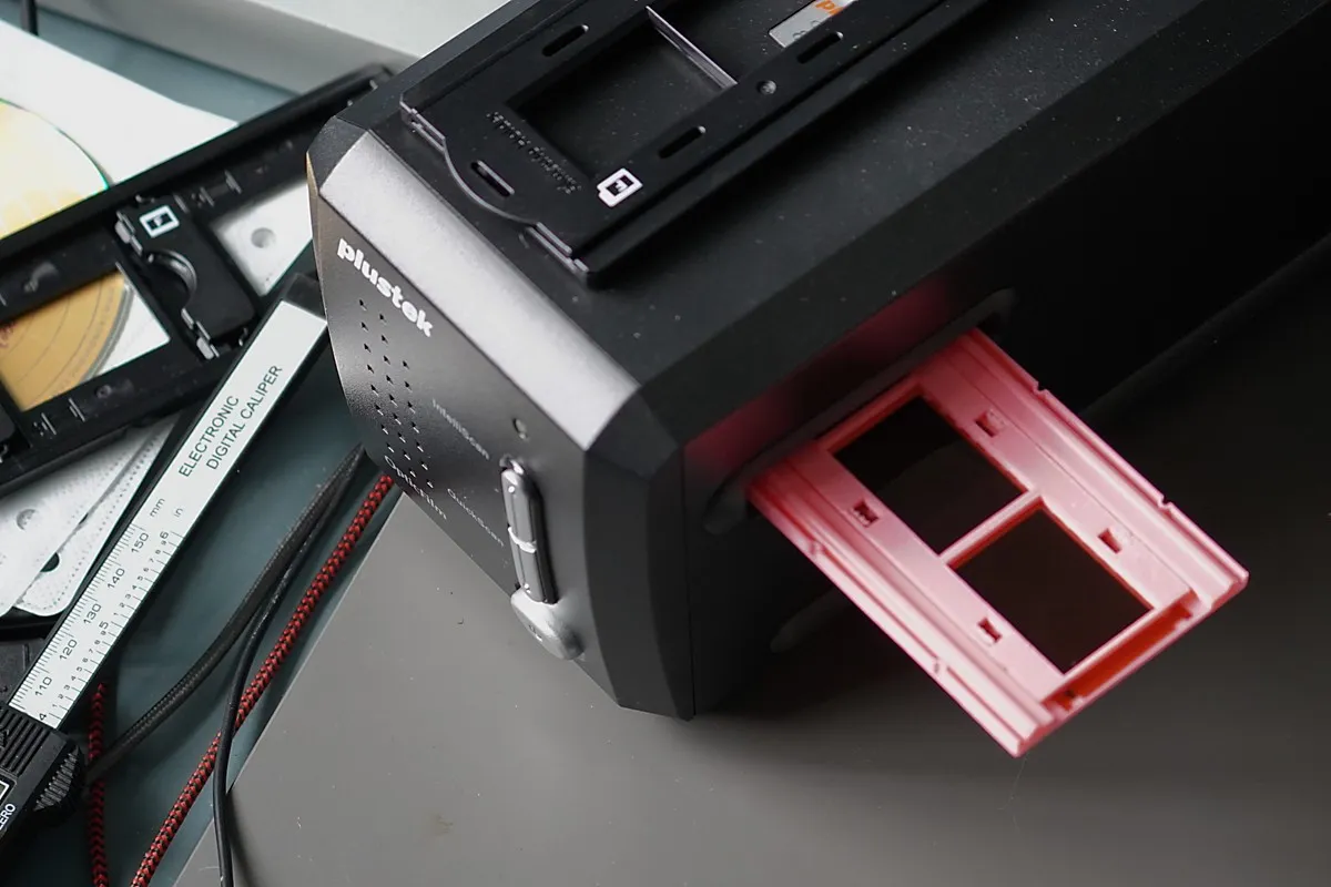 Giá đỡ âm bản cho máy quét slide PlusTek