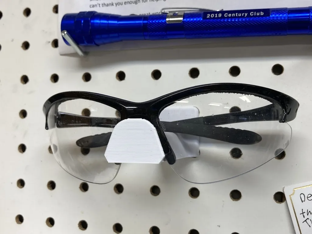 Giá đỡ kính bảo hộ gắn trên bảng ghim tròn