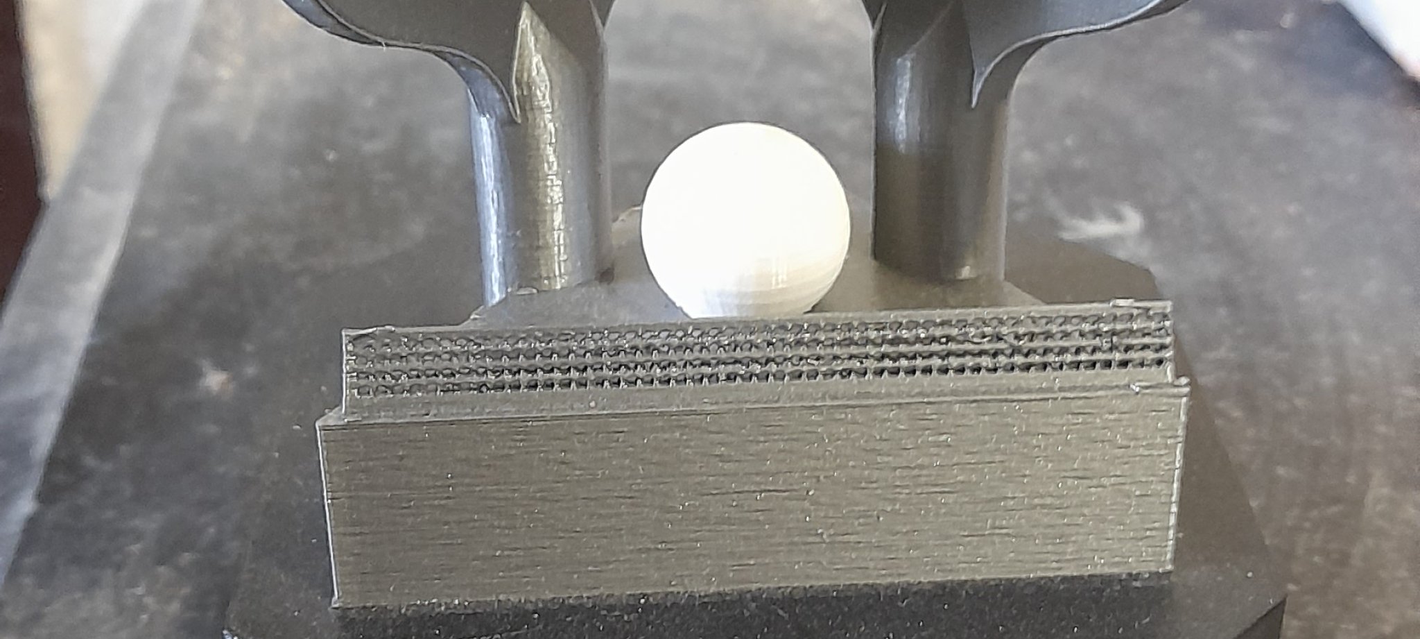 Cúp bóng bàn với đế trang trí đa sắc màu