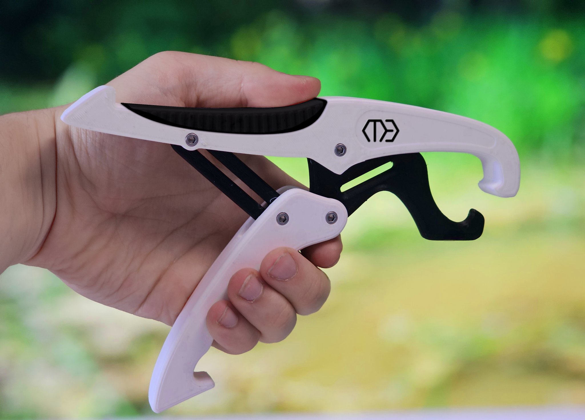 Dụng Cụ Kẹp Môi Cá