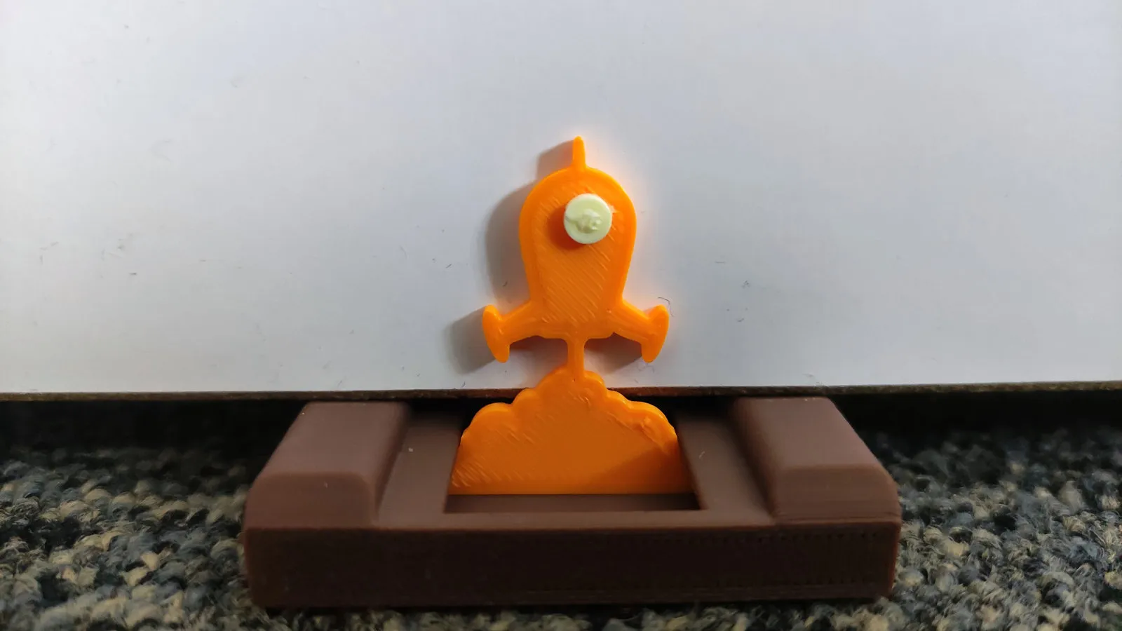 Đồ chặn cửa với hình figurine thay đổi hàng ngày