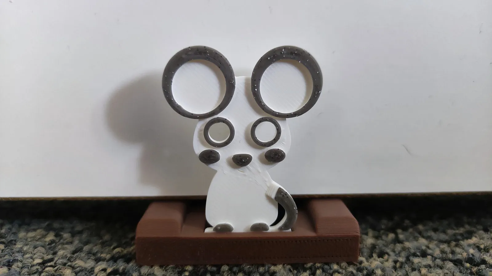 Đồ chặn cửa với hình figurine thay đổi hàng ngày