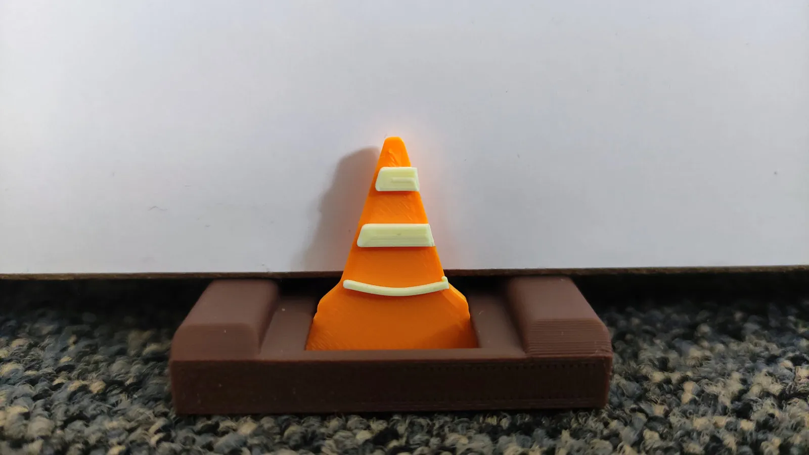 Đồ chặn cửa với hình figurine thay đổi hàng ngày