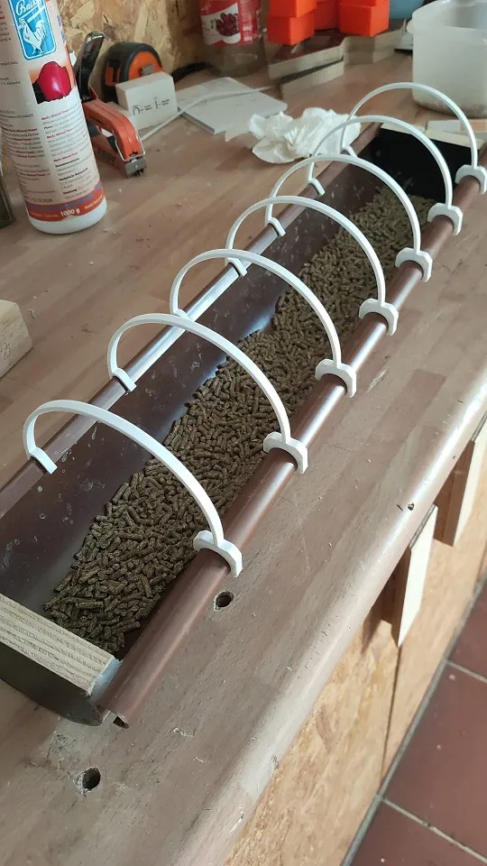 Giá đỡ cho máng ăn gà DN100 phù hợp với rãnh mái nhà