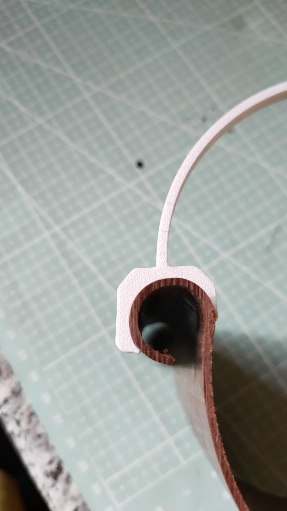 Giá đỡ cho máng ăn gà DN100 phù hợp với rãnh mái nhà