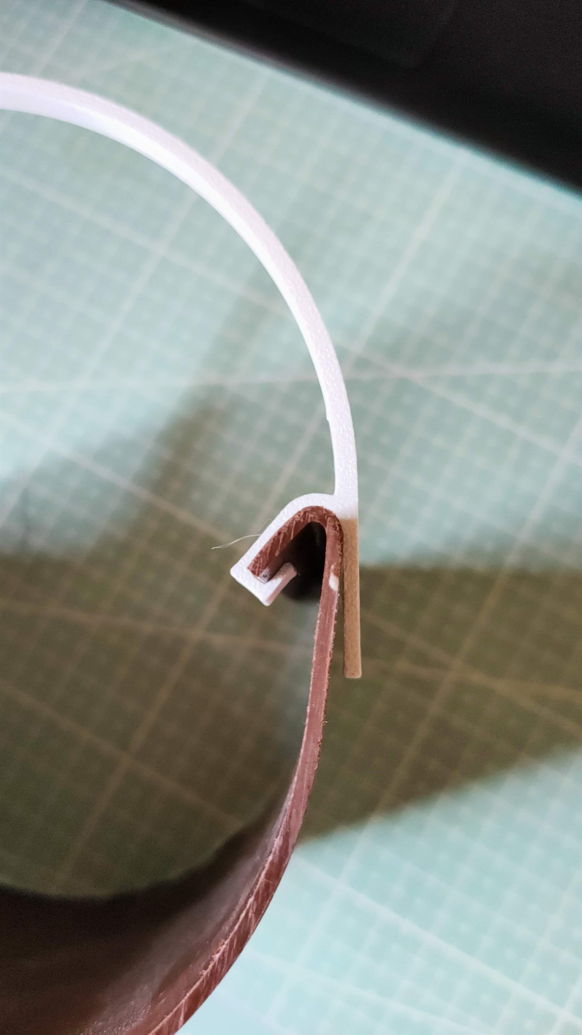 Giá đỡ cho máng ăn gà DN100 phù hợp với rãnh mái nhà