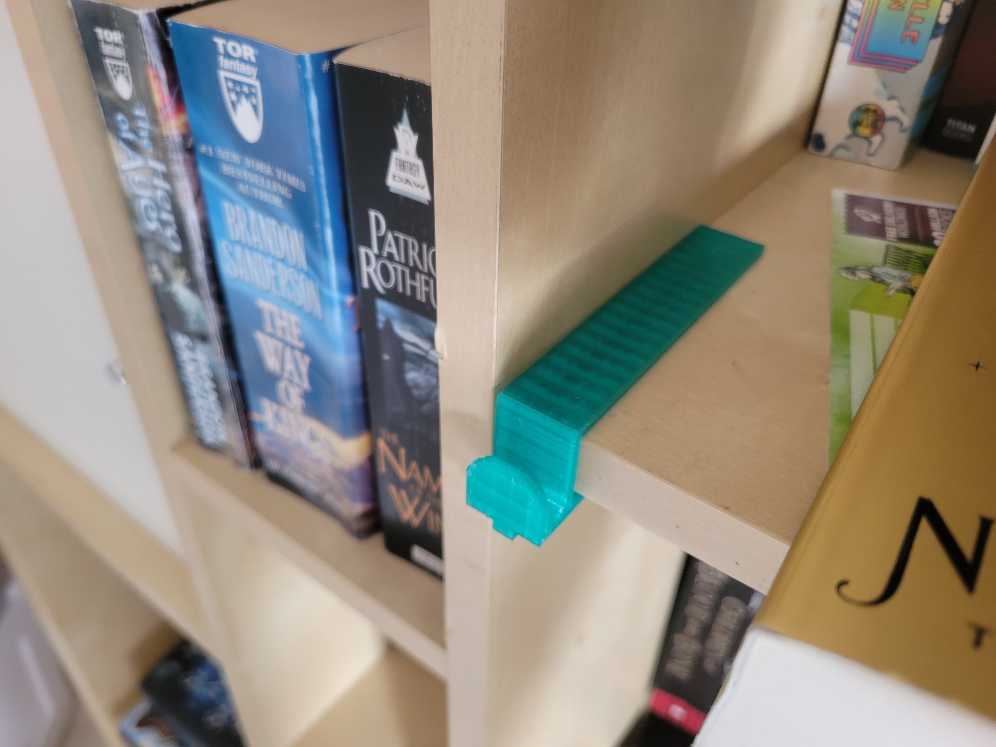 Móc treo nghệ thuật cho kệ sách Ikea Billy