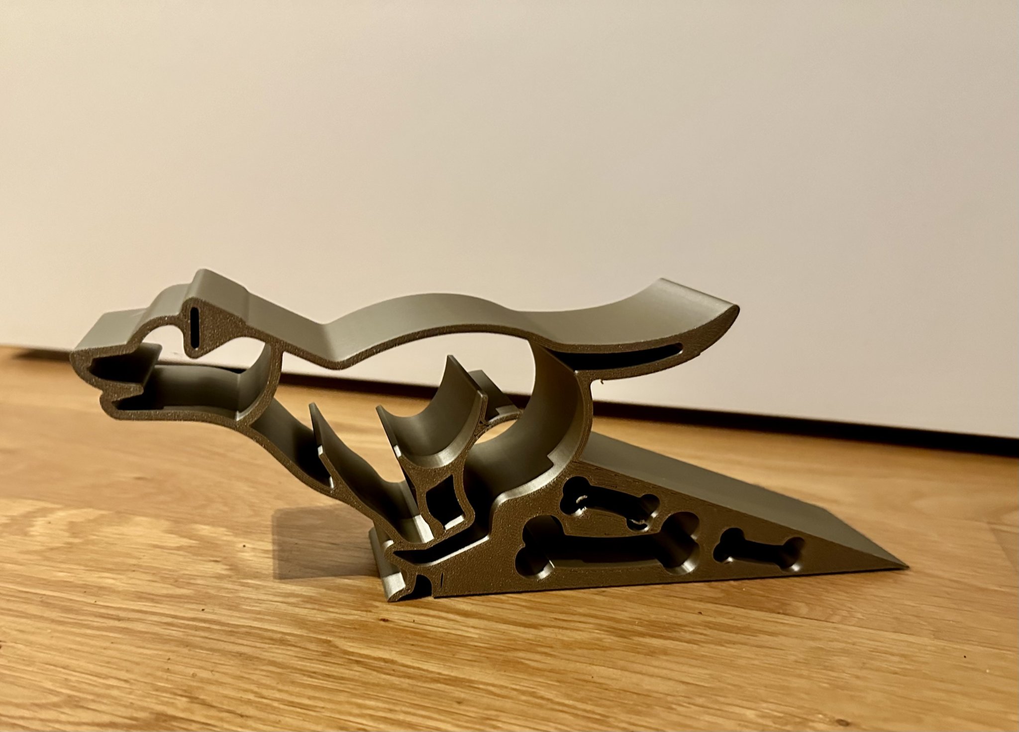 Đế chặn cửa hình chó chạy ngoài trời