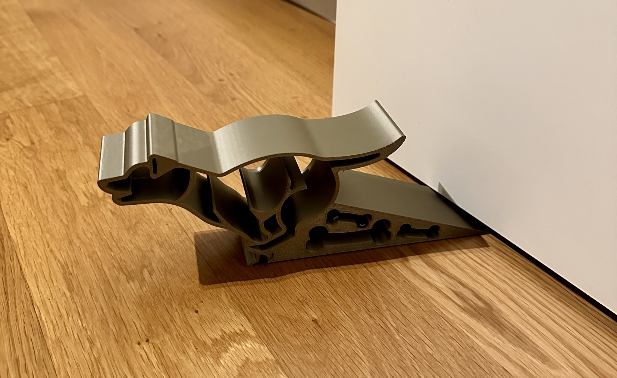 Đế chặn cửa hình chó chạy ngoài trời